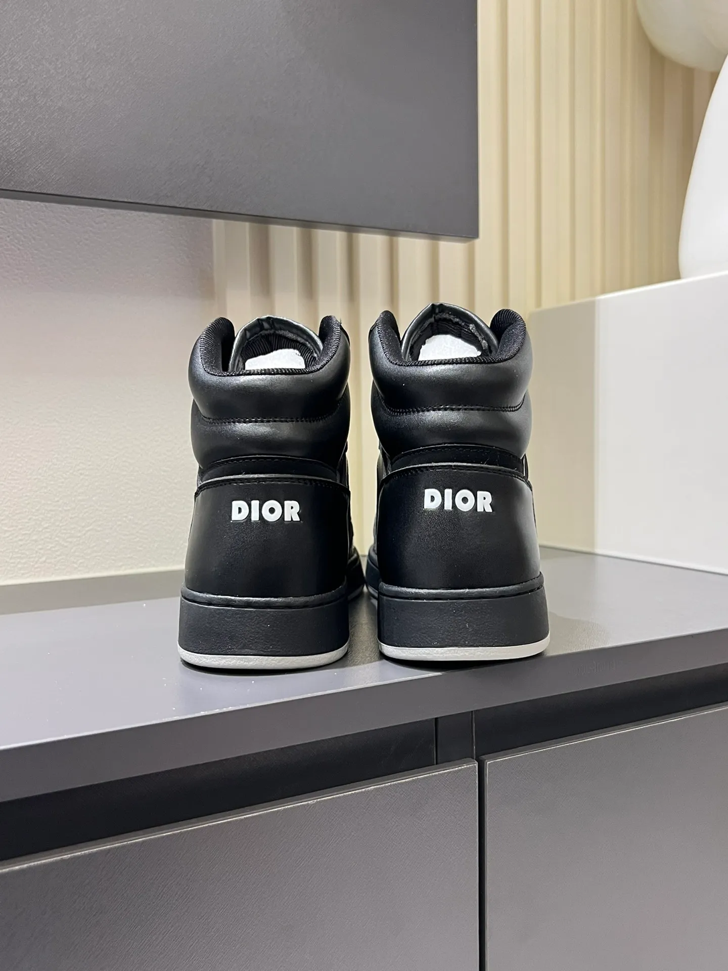 Men's shoes 💰p460 "Dio*" mid-top B27 casual sneakers. This B27 high-top sneaker is a new product in the series and continues Di*r's classic style. Crafted from gray and white smooth calf leather with beige and black Oblique print panels on the sides. The "CD Icon" shaped shoelace eyelets are clever and delicate, and the two-color rubber sole, rear collar and heel are all equipped with the brand's iconic details to enhance the style. Oblique printed straps at the ankle allow for an adjustable fit to complement the overall design. Fashionable and versatile, it can complement any look. Create an exquisite design with unique dynamic vitality and modern atmosphere, presented in low-top and high-top styles. This new must-have shoe adds a new dimension to Dior's archive heritage, embodying modern elegance. Purchase the original version and make it 1:1. If you need top quality, please come to me! Male 38-44!